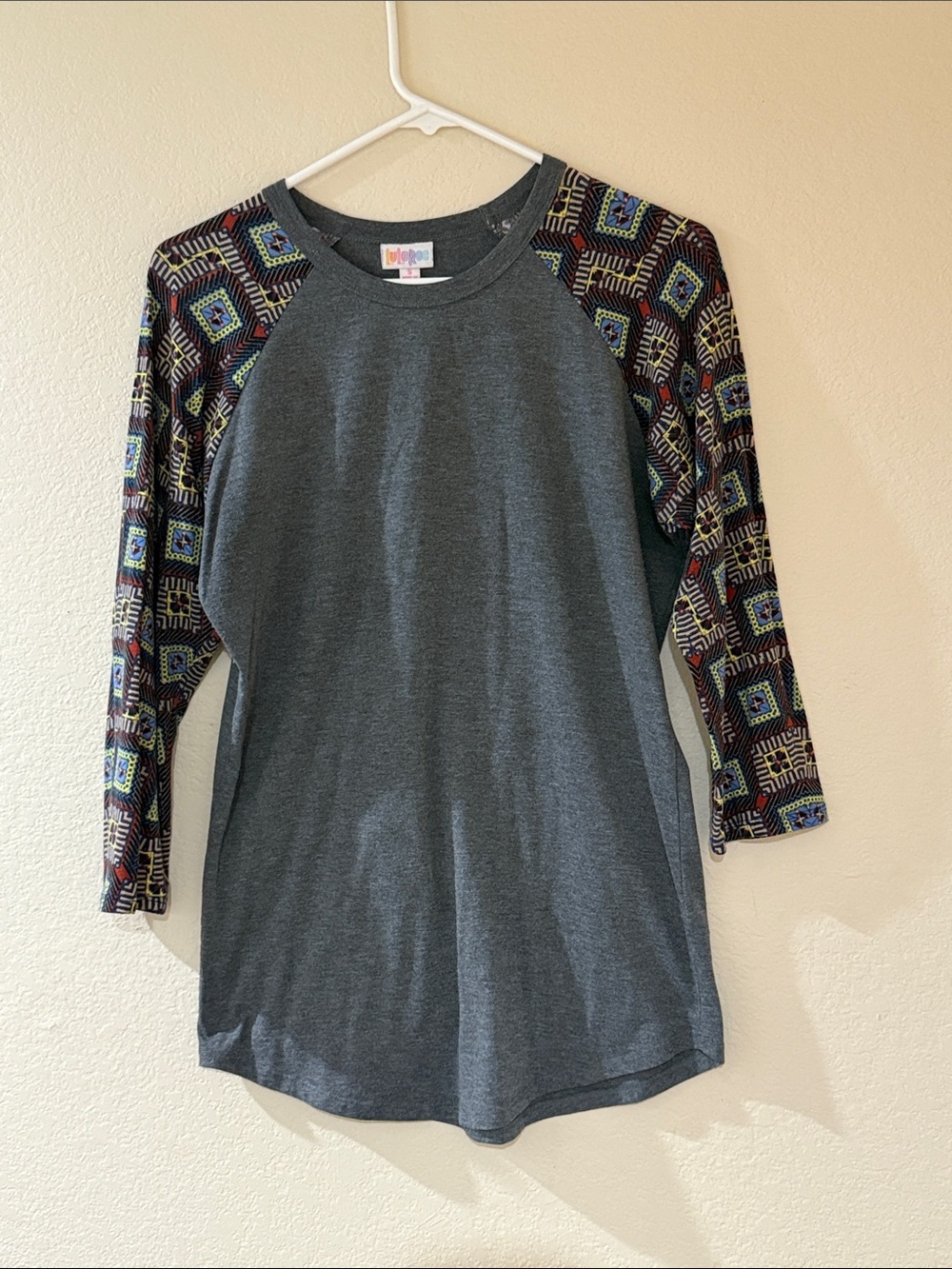 LuLaRoe Gray Raglan Top with Multicolor Geometric Sleeves